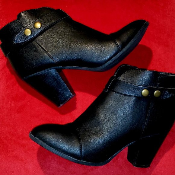 AMERICAN EAGLE BKACK FAUX LEATHER CHIC & SLEEK STYLISH ANKLE BOOTS 8 - Picture 1 of 8